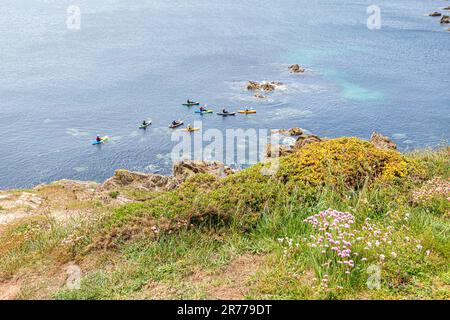 Canoéistes de St non's Bay, sur la péninsule de St David, dans le parc national de la côte de Pembrokeshire, pays de Galles, Royaume-Uni Banque D'Images