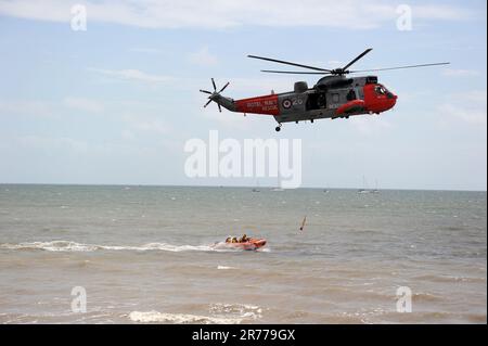 Royal Navy Rescue Sea King en démonstration avec RNLI au Wales National Airshow 2015, Swansea Bay. Banque D'Images