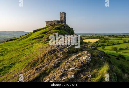 La lumière du matin brille sur l'église de St Michael de Rupe, au sommet d'une colline, sur la colline de Brent Tor à Dartmoor, West Devon. Banque D'Images