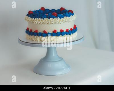 gâteau givré blanc bleu rouge isolé sur fond blanc de studio. Couleurs du drapeau américain. Célébration. Banque D'Images