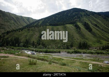 Yourtes kazakh pour vivre près des montagnes en été. Banque D'Images