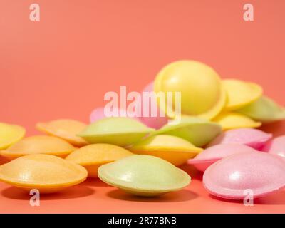 Soucoupe Volante Multi Bonbons Bonbons Colorés Sur Un Fond Dégradé Rose Et  Bleu. Photographie De Nature Morte De Couleur Minimale Banque D'Images et  Photos Libres De Droits. Image 82942346