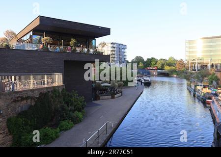 Soleil printanier sur Regents Canal à Kings Cross, avec des dîners assis à l'extérieur au pub gastronomique Lighterman, dans le nord de Londres, Royaume-Uni Banque D'Images