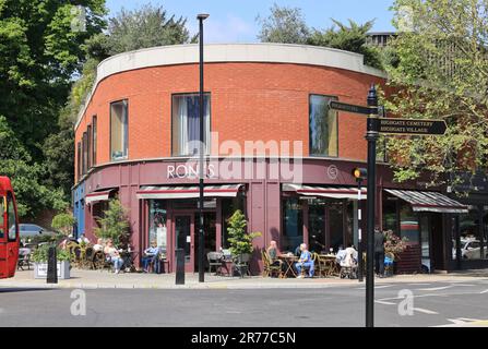 Cafés sur la voie de Swains par Boris Nemtsov place, du nom du dissident russe assassiné, à Highgate, au nord de Londres, Royaume-Uni Banque D'Images