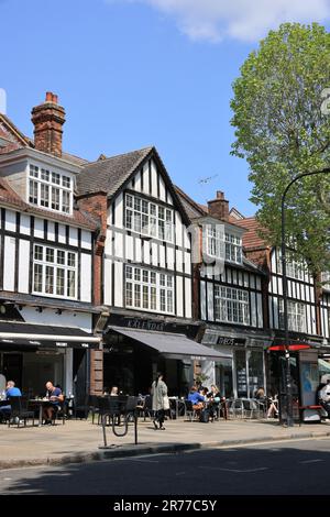 Cafés sur Swains Lane à Highgate, près du cimetière, dans le nord de Londres, Royaume-Uni Banque D'Images