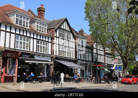 Cafés sur Swains Lane à Highgate, près du cimetière, dans le nord de Londres, Royaume-Uni Banque D'Images