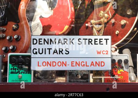 Denmark Street, de renommée musicale, au sud de TCR, a été mis en place en 1687 et nommé en l'honneur du Prince George du Danemark après avoir épousé la reine Anne, Londres, Royaume-Uni Banque D'Images