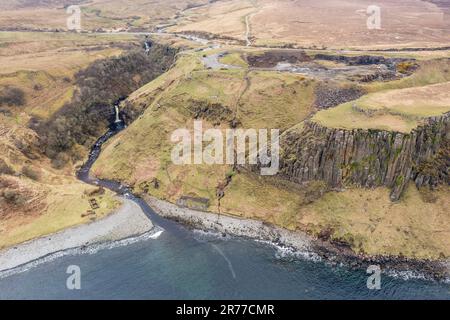 Vue aérienne de la cascade de Lealt et de la falaise de basalte près de Staffin, île de Skye, Écosse, Royaume-Uni Banque D'Images