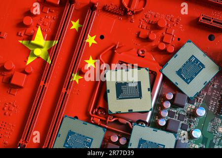 Florence, juin 2023: Drapeau de la République de Chine sur une carte mère PC peinte en rouge avec quelques processeurs. Concept de la suprématie dans la micropuce mondiale et Banque D'Images