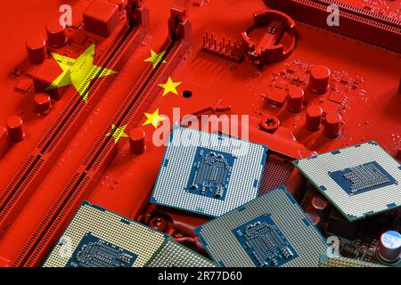 Florence, juin 2023: Drapeau de la République de Chine sur une carte mère PC peinte en rouge avec quelques processeurs. Concept de la suprématie dans la micropuce mondiale et Banque D'Images