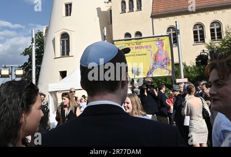 Potsdam, Allemagne. 13th juin 2023. Un homme portant un kippah attend devant le théâtre Hans Otto l'ouverture du Festival du film juif Berlin-Brandebourg. Outre les documentaires, le programme comprend des courts métrages et des films célébrant 75 ans d'Israël. Au festival, 64 films de 16 pays de production montrent la diversité de la vie juive dans tous les genres cinématographiques. Credit: Bernd Settnik/dpa-Zentralbild/dpa/Alay Live News Banque D'Images