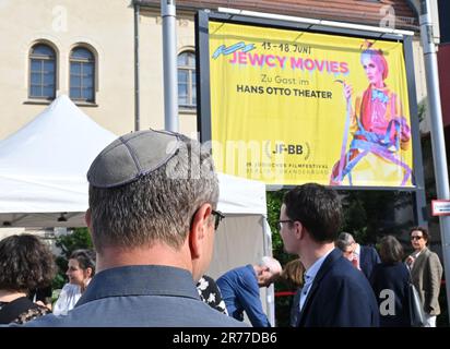 Potsdam, Allemagne. 13th juin 2023. Un homme portant un kippah attend devant le théâtre Hans Otto l'ouverture du Festival du film juif Berlin-Brandebourg. Outre les documentaires, le programme comprend des courts métrages et des films célébrant 75 ans d'Israël. Au festival, 64 films de 16 pays de production montrent la diversité de la vie juive dans tous les genres cinématographiques. Credit: Bernd Settnik/dpa-Zentralbild/dpa/Alay Live News Banque D'Images