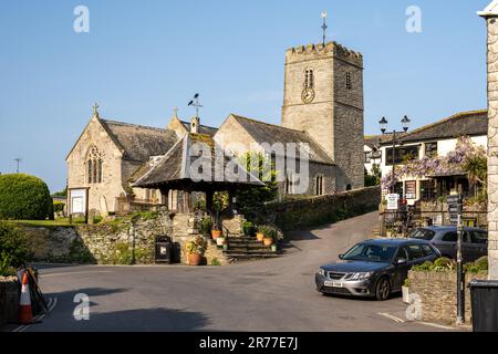 Le soleil du matin brille sur la tour et la lychgate de l'église paroissiale traditionnelle de St Mary dans le village de Mortehoe, North Devon. Banque D'Images