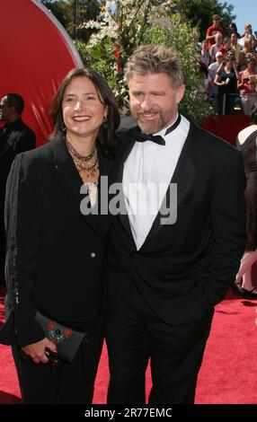 Traitez Williams et sa femme PAM Van Sant lors des Emmy Awards 56th sur 19 septembre 2004 à Los Angeles, Californie. Crédit photo: Francis Specker Banque D'Images