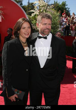 Traitez Williams et sa femme PAM Van Sant lors des Emmy Awards 56th sur 19 septembre 2004 à Los Angeles, Californie. Crédit photo: Francis Specker Banque D'Images