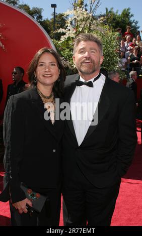 Traitez Williams et sa femme PAM Van Sant lors des Emmy Awards 56th sur 19 septembre 2004 à Los Angeles, Californie. Crédit photo: Francis Specker Banque D'Images