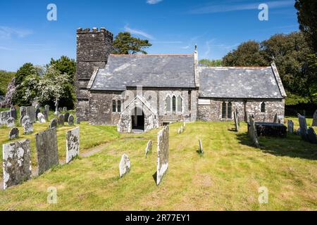 Le soleil brille sur l'église paroissiale traditionnelle de St Martin dans le village de Martinhoe, North Devon. Banque D'Images