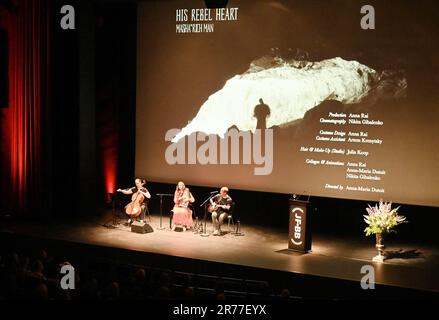 Potsdam, Allemagne. 13th juin 2023. Des musiciens jouent sur la scène du théâtre Hans Otto à l'ouverture du Festival du film juif de Berlin Brandenburg. Outre les documentaires, le programme comprend des courts métrages et des films célébrant 75 ans d'Israël. Au festival, 64 films de 16 pays de production montrent la diversité de la vie juive dans tous les genres cinématographiques. Credit: Bernd Settnik/dpa-Zentralbild/dpa/Alay Live News Banque D'Images