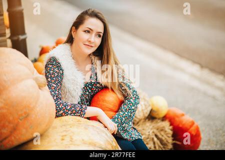 Portrait d'automne de la jeune femme heureuse sur le marché agricole Banque D'Images