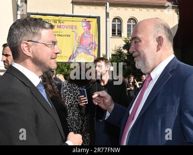 Potsdam, Allemagne. 13th juin 2023. Mike Schubert (SPD, l), maire de Potsdam, s'entretient avec Ron Prosor, ambassadeur israélien en Allemagne, avant l'ouverture du Festival du film juif Berlin-Brandebourg au théâtre Hans Otto. Outre les documentaires, le programme comprend des courts métrages ainsi que des films célébrant 75 ans d'Israël. Au festival, 64 films de 16 pays de production montrent la diversité de la vie juive dans tous les genres cinématographiques. Credit: Bernd Settnik/dpa-Zentralbild/dpa/Alay Live News Banque D'Images