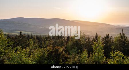 Le soleil se couche sur Dunkery Beacon dans les collines du parc national d'Exmoor. Banque D'Images