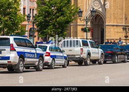 Novi Sad, Serbie - 1 juin 2023 : voitures de police serbes dans les rues de la ville Banque D'Images