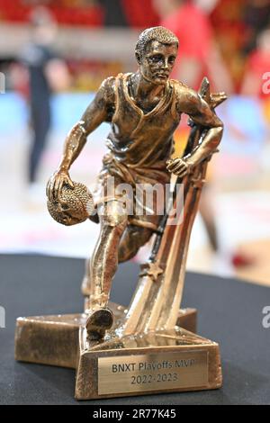 Ostende, Belgique. 13th juin 2023. Le MVP joue BNXT Trophee en photo lors d'un match de basket-ball entre Belge BC Filou Oostende et ZZ Leiden lors du deuxième match des Champions Play-off, le mardi 13 juin 2023 au Versluys Core-TEC Dome à Oostende, Belgique . Credit: Sportpix / Alamy Live News Banque D'Images