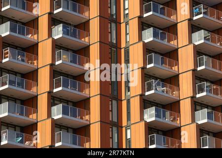 Gros plan sur les balcons d'un immeuble résidentiel de grande hauteur à Vancouver, C.-B., Canada Banque D'Images