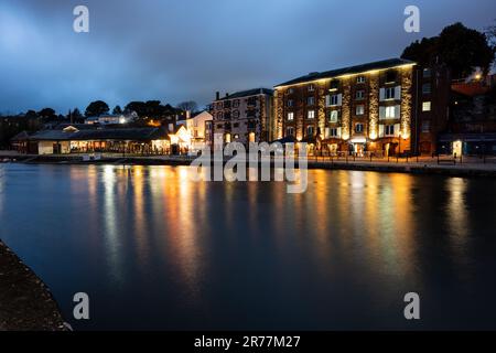 Les entrepôts convertis sont éclairés la nuit au quai régénéré d'Exeter, sur les rives du River exe. Banque D'Images