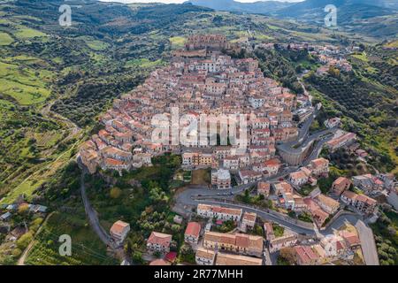 Vue aérienne de la ville italienne au sommet d'une colline, Rocca Imperiale au crépuscule dans la région de Calabre Banque D'Images