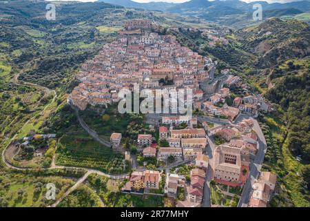 Vue aérienne de la ville italienne au sommet d'une colline, Rocca Imperiale au crépuscule dans la région de Calabre Banque D'Images