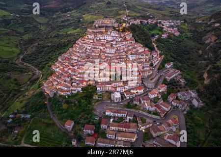 Vue aérienne de la ville italienne au sommet d'une colline, Rocca Imperiale au crépuscule dans la région de Calabre Banque D'Images