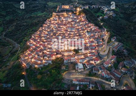 Vue aérienne de la ville italienne au sommet d'une colline, Rocca Imperiale au crépuscule dans la région de Calabre Banque D'Images