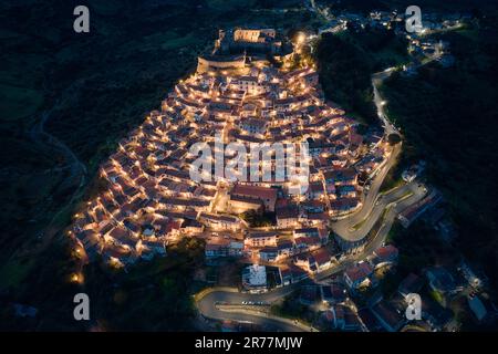 Vue aérienne de la ville italienne au sommet d'une colline, Rocca Imperiale au crépuscule dans la région de Calabre Banque D'Images