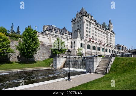 Écluse du canal devant l'hôtel Fairmont Château Laurier à Ottawa (Ontario), Canada, le 27 mai 2023 Banque D'Images