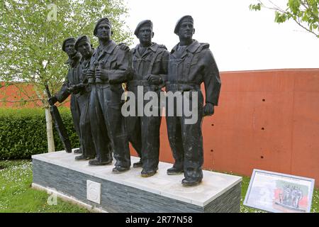 Statue commémorative du Royal Tank Regiment (maquette en fibre de verre), Musée du Tank, Bovington Camp, Dorchester, Dorset, Angleterre, Grande-Bretagne, Royaume-Uni, Europe Banque D'Images