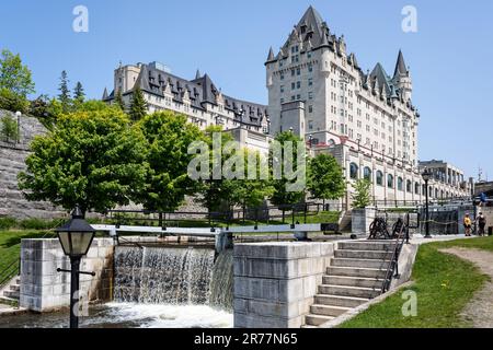 Écluse du canal devant l'hôtel Fairmont Château Laurier à Ottawa (Ontario), Canada, le 27 mai 2023 Banque D'Images