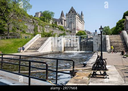 Écluses de canal devant l'hôtel Fairmont Château Laurier à Ottawa (Ontario), Canada, le 27 mai 2023 Banque D'Images