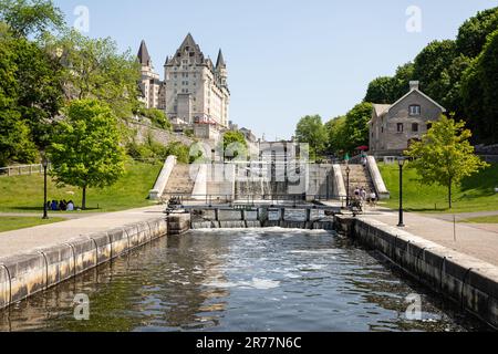 Écluses de canal devant l'hôtel Fairmont Château Laurier à Ottawa (Ontario), Canada, le 27 mai 2023 Banque D'Images