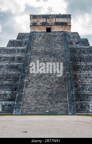 Temple également appelé El Castillo, symbole de Chichen Itza, l'un des sites du patrimoine mondial de l'UNESCO au Mexique. C'est l'une des sept nouvelles merveilles du W Banque D'Images