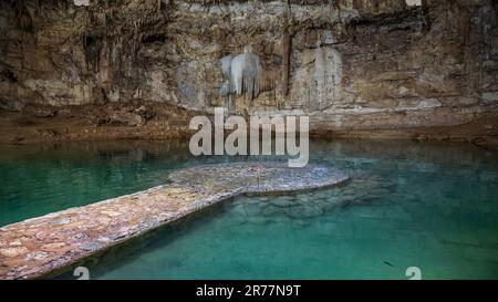 Vue sur le magnifique cenote Suytun un des plus célèbres cenote du Mexique, situé dans le Yucatan, près de Valladolid Banque D'Images
