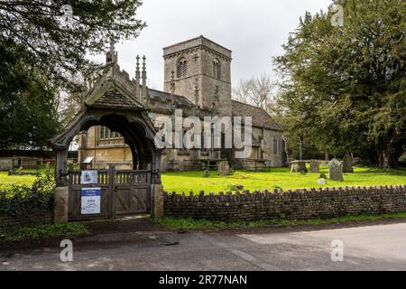 L'église traditionnelle de St Giles à Stanton St Quintin, Wiltshire. Banque D'Images