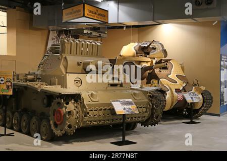 WW2 German Panzer III Ausf N et US M3 Grant, The Tank Museum, Bovington Camp, Dorchester, Dorset, Angleterre, Grande-Bretagne, Royaume-Uni, Royaume-Uni, Europe Banque D'Images