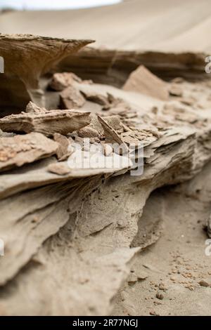 Une image macro-bokeh en gros plan de mini dunes de sable se construisant sur une plage espagnole. Banque D'Images