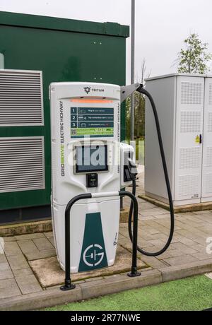 Midlands, Royaume-Uni - 13 mai 2023 : point de recharge de voiture électrique hors service sur l'autoroute Banque D'Images