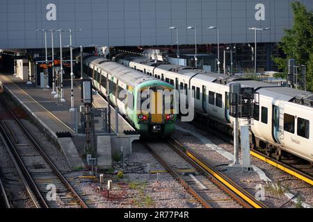 Trains Southern Rail et Thameslink à la gare de l'aéroport de Londres Gatwick Banque D'Images