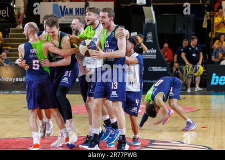 Ostende, Belgique. 13th juin 2023. Les joueurs de Leiden fêtent après avoir remporté un match de basket-ball entre la Belgique BC Oostende et l'équipe néerlandaise ZZ Leiden, le mardi 13 juin 2023 à Ostende, le troisième et dernier match des trois meilleures finales du championnat de basket de la 'BNXT League'. BELGA PHOTO KURT DESPLENTER crédit: Belga News Agency/Alay Live News Banque D'Images