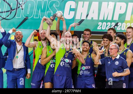 Ostende, Belgique. 13th juin 2023. Les joueurs de Leiden célèbrent après avoir remporté un match de basket-ball entre la Belgique BC Oostende et l'équipe néerlandaise ZZ Leiden, le mardi 13 juin 2023 à Ostende, le troisième et dernier match des trois meilleures finales du championnat de basket de la Ligue BNXT. BELGA PHOTO KURT DESPLENTER crédit: Belga News Agency/Alay Live News Banque D'Images