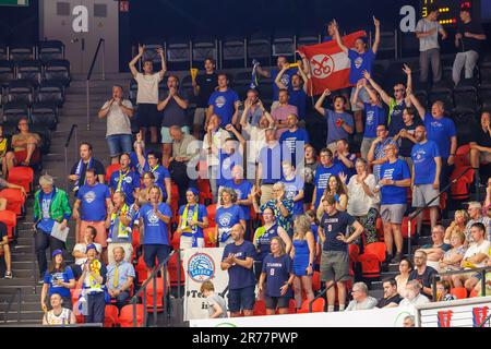 Ostende, Belgique. 13th juin 2023. Les supporters de Leiden fêtent après avoir remporté un match de basket-ball entre la Belge BC Oostende et l'équipe néerlandaise ZZ Leiden, le mardi 13 juin 2023 à Ostende, le troisième et dernier match des trois meilleures finales du championnat de basket de la 'BNXT League'. BELGA PHOTO KURT DESPLENTER crédit: Belga News Agency/Alay Live News Banque D'Images