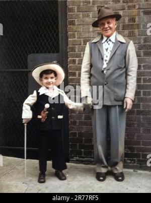 Grand-père avec son petit-fils vêtu d'une tenue de cow-boy, vers 1951, États-Unis. Banque D'Images